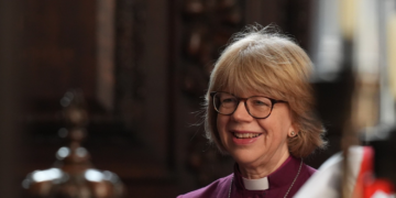 Sarah Mullally é confirmada como arcebispa e se torna oficialmente a primeira mulher a liderar a Igreja da Inglaterra