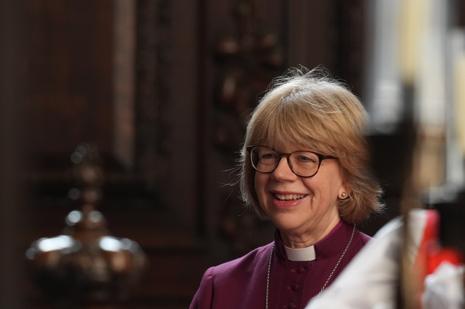 Sarah Mullally é confirmada como arcebispa e se torna oficialmente a primeira mulher a liderar a Igreja da Inglaterra