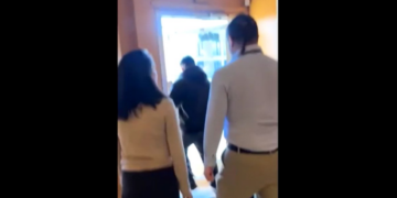 VÍDEO: Agente do ICE tenta entrar em consulado do Equador em Minnesota e ameaça: 'Se você encostar em mim eu vou te agarrar'