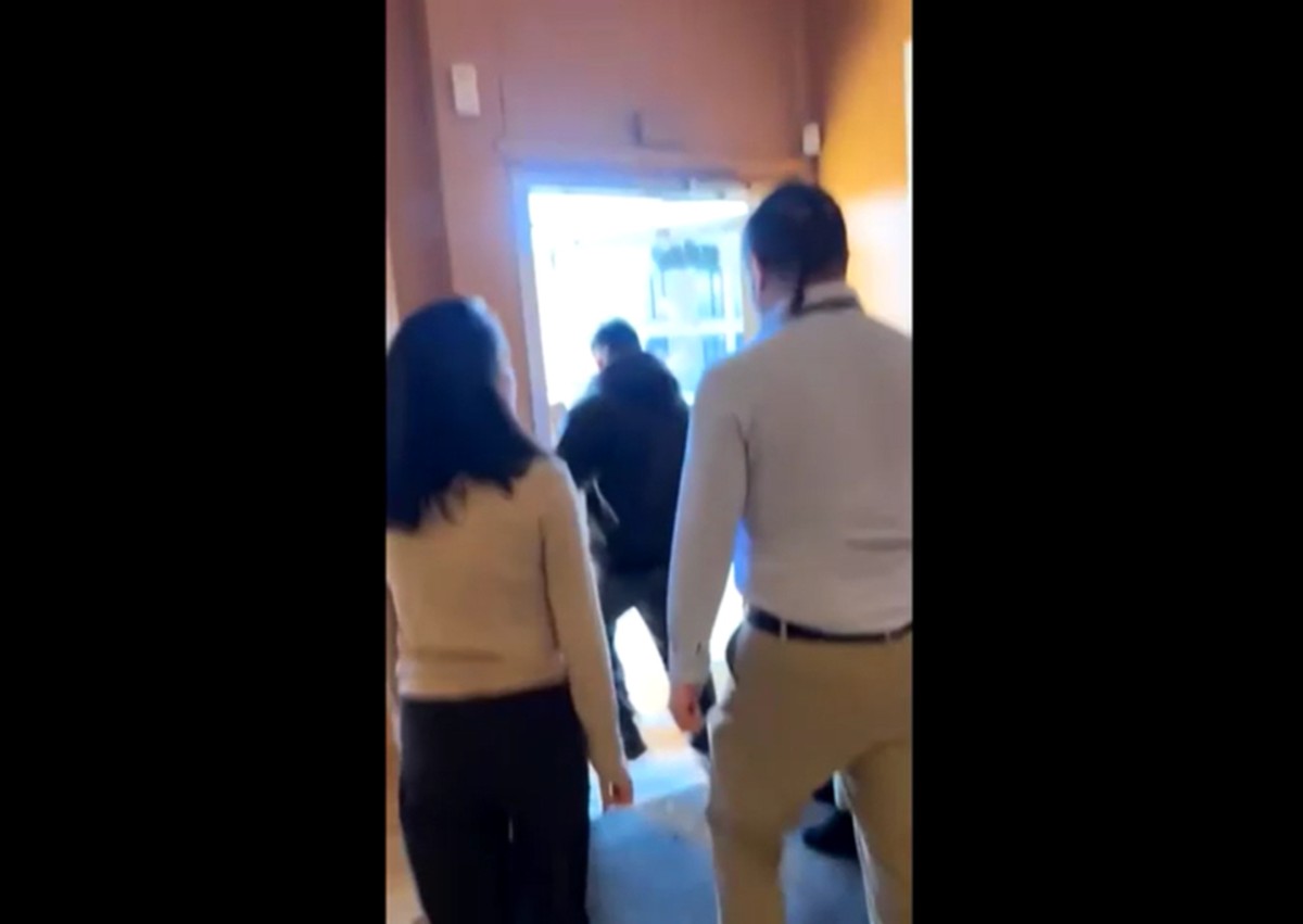 VÍDEO: Agente do ICE tenta entrar em consulado do Equador em Minnesota e ameaça: 'Se você encostar em mim eu vou te agarrar'