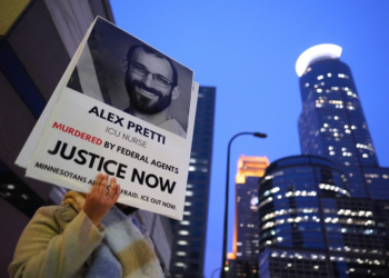 Governo Trump tira investigação sobre morte em Minneapolis da 'Barbie do ICE'; FBI assume