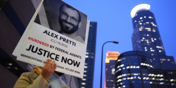 Governo Trump tira investigação sobre morte em Minneapolis da 'Barbie do ICE'; FBI assume