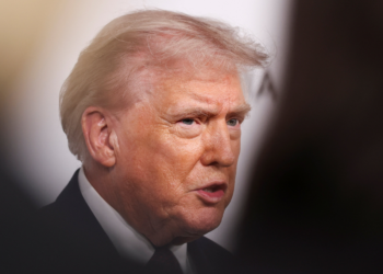 Arquivos de Epstein citam denúncia de mulher contra Trump; ela desistiu da acusação em 2016