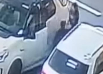 Vídeo mostra sequestro de mulher em estacionamento de supermercado de SP