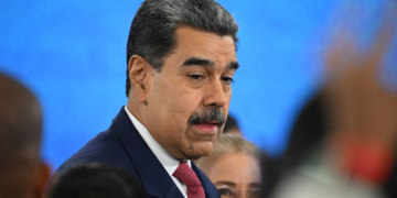 É #FAKE que foto mostre Maduro escoltado por agentes dos EUA após captura; imagem foi criada com inteligência artificial