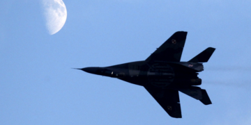 Polônia suspende voos e ativa defesa aérea após ataques russos contra Ucrânia