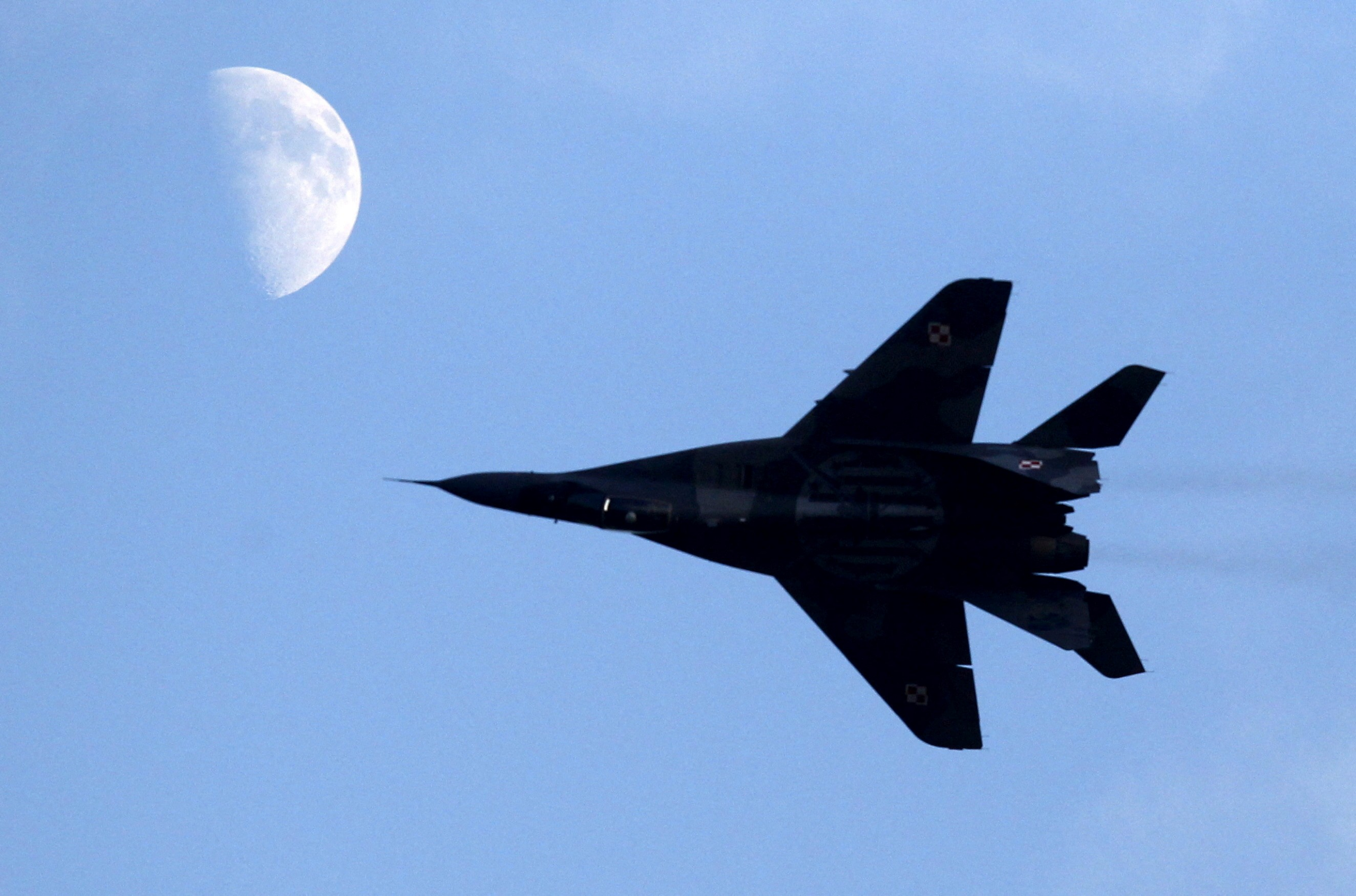 Polônia suspende voos e ativa defesa aérea após ataques russos contra Ucrânia