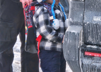 Menino de 5 anos detido pelo ICE, nos EUA, volta a Minnesota após ser libertado por ordem judicial