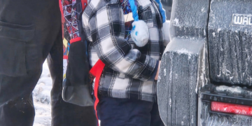 Menino de 5 anos detido pelo ICE, nos EUA, volta a Minnesota após ser libertado por ordem judicial