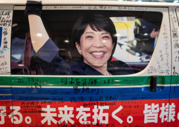 Primeira-ministra japonesa aposta em isenção fiscal e retórica contra imigrantes em eleição decisiva