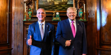 Trump se encontra com o presidente de Honduras e afirma que 'trabalham juntos no combate às drogas e imigrantes ilegais'