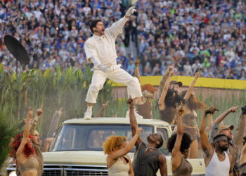 Bad Bunny desafia ser latino no maior palco dos EUA de Trump