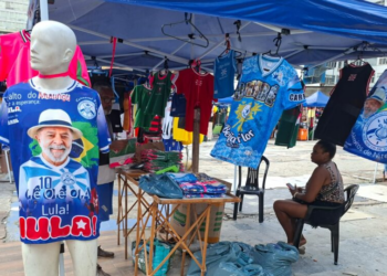 Escola de samba estreante na elite do Rio cresce com propaganda para Lula e venda de camisetas