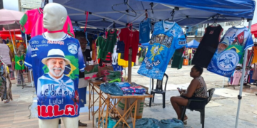 Escola de samba estreante na elite do Rio cresce com propaganda para Lula e venda de camisetas