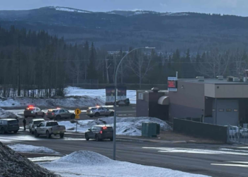 'Pegamos mesas e bloqueamos as portas': estudante relata ataque em escola no Canadá