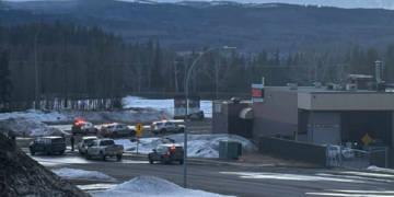 'Pegamos mesas e bloqueamos as portas': estudante relata ataque em escola no Canadá