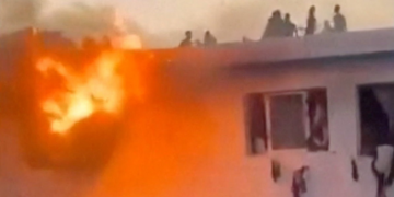 VÍDEO: Estudantes caem de prédio em chamas em universidade do Senegal
