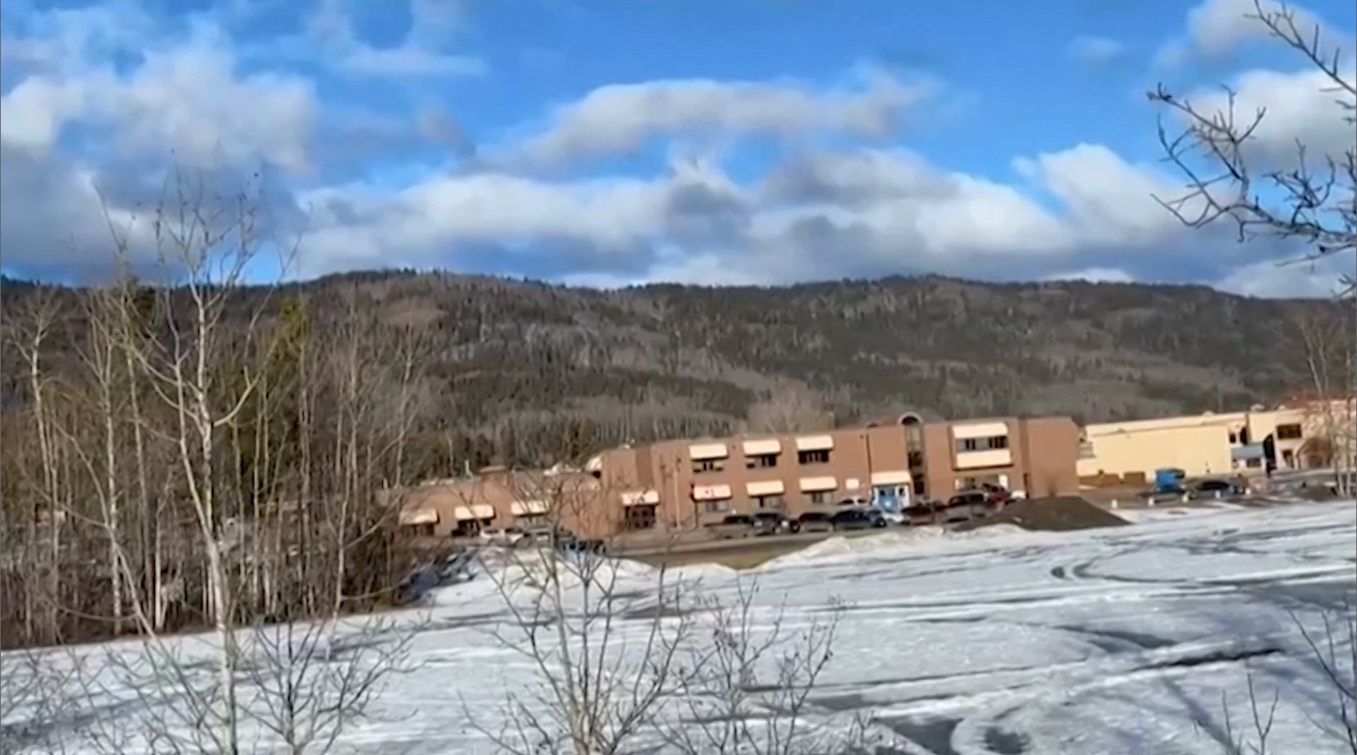 Ataque em escola e casa deixa 9 mortos e 25 feridos no Canadá; atiradora também morreu