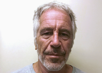 É #FAKE que foto mostre Jeffrey Epstein vivo em Israel; imagem foi criada com a IA do Google