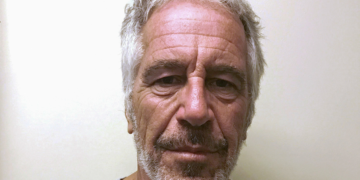 É #FAKE que foto mostre Jeffrey Epstein vivo em Israel; imagem foi criada com a IA do Google