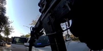 VÍDEO mostra agente atirando contra professora durante operação de imigração nos EUA: 'Hora de ficar agressivo'