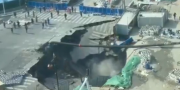 É #FATO: Vídeo mostra cratera gigante se abrindo no meio da rua em obra do metrô de Xangai, na China; assista