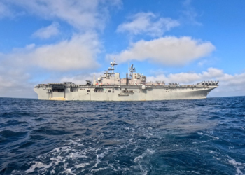 Soldado dos EUA é declarado morto após cair de navio de guerra durante operação no Caribe