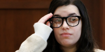 Babá brasileira é condenada a 10 anos de prisão por morte de mulher de amante e de outro homem nos EUA