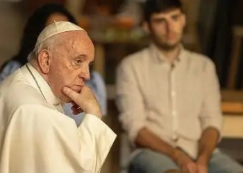 Bannon discutiu com Epstein plano para 'derrubar' papa Francisco, mostram mensagens divulgadas pelos EUA