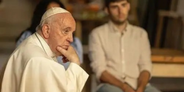 Bannon discutiu com Epstein plano para 'derrubar' papa Francisco, mostram mensagens divulgadas pelos EUA