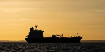 Os marinheiros recrutados para trabalhar em navios fantasmas alvos de sanções: 'Escravidão moderna'