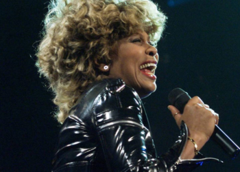 Musical que conta a vida da cantora Tina Tuner estreia em SP