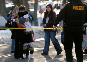 Tiroteio deixa mortos e feridos em pista de patinação em Rhode Island, nos EUA