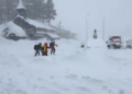Socorristas enfrentam tempestade de inverno para resgatar 6 sobreviventes de uma avalanche na Califórnia; outros 9 estão desaparecidos