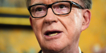 Caso Epstein: Político casado com brasileiro sofre pressão para renunciar após novos arquivos virem à tona