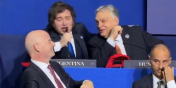 Milei canta 'Burning love' e ri com Orban e Infantino nos EUA, em meio a greve geral na Argentina; VÍDEO