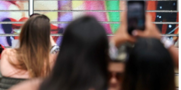 Como as redes induzem as adolescentes ao OnlyFans