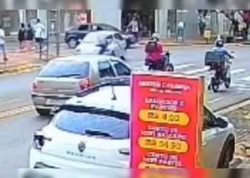 Câmera flagra atropelamento em faixa de pedestre no centro de Arapongas; assista