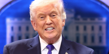 Trump diz que vai aumentar para 15% tarifa global de importação