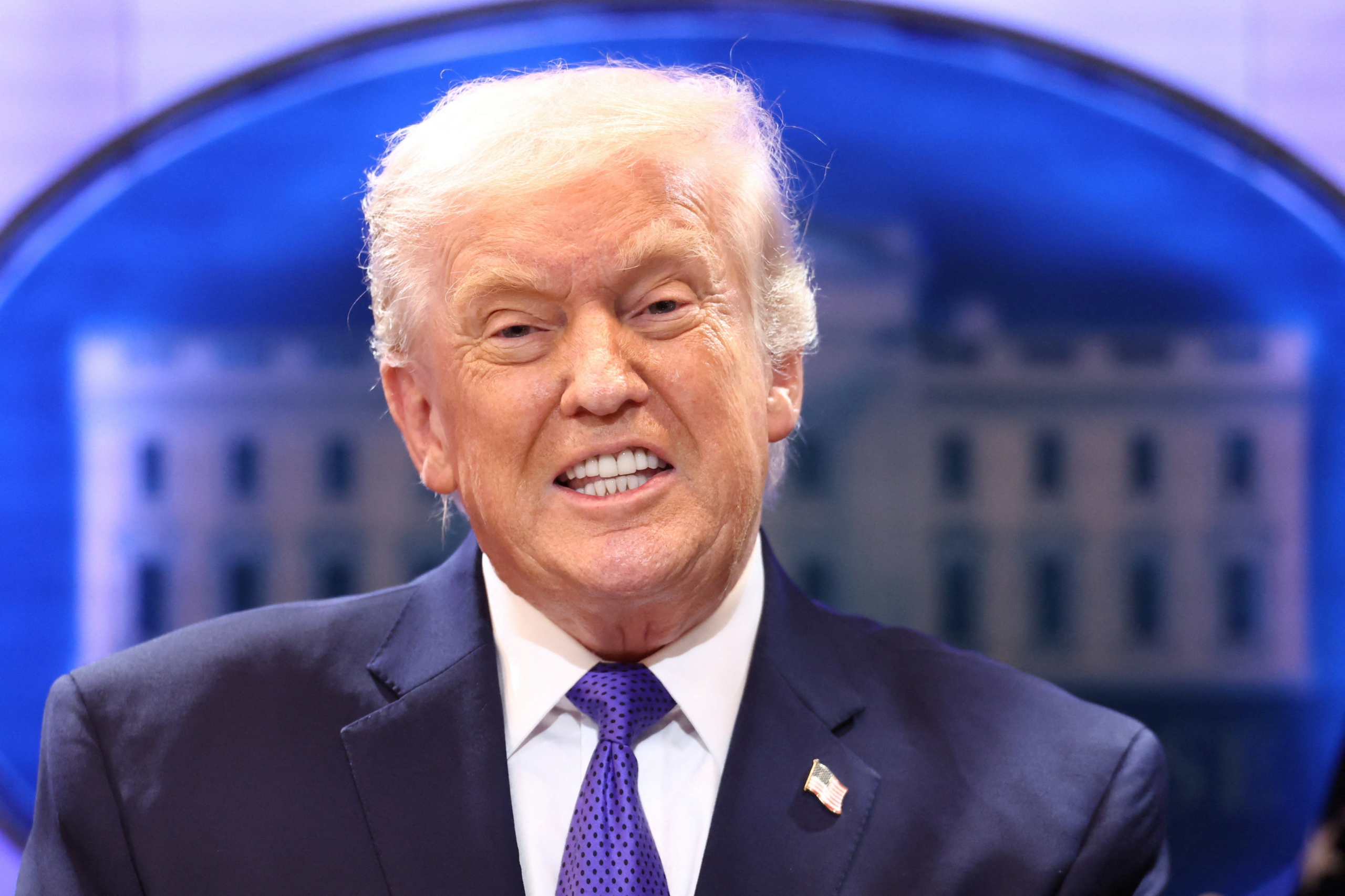 Trump diz que vai aumentar para 15% tarifa global de importação