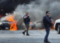 México vive onda de violência após morte de chefe de cartel; FOTOS