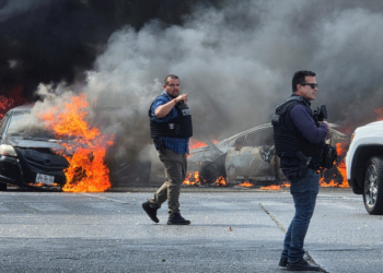 México vive onda de violência após morte de chefe de cartel; FOTOS