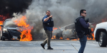 México vive onda de violência após morte de chefe de cartel; FOTOS