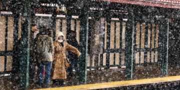 Prefeito de Nova York decreta toque de recolher por tempestade de neve; veja FOTOS