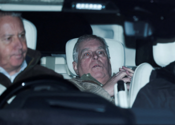 VÍDEO: Ativistas penduram foto do ex-príncipe Andrew no Louvre, em Paris, após sua prisão