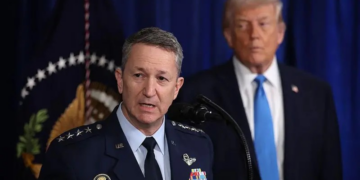 Baixo estoque de munição e risco de guerra contra o Irã preocupam chefe militar dos EUA, diz jornal; Trump nega