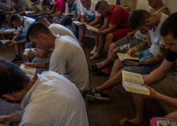 Pesquisadores de Stanford e Harvard atestam que a fé ajuda a vencer vícios