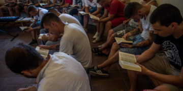 Pesquisadores de Stanford e Harvard atestam que a fé ajuda a vencer vícios