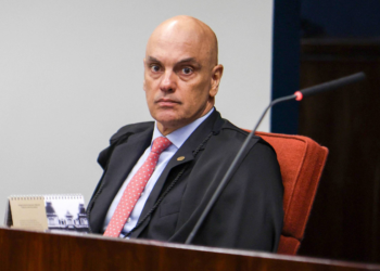 Moraes mandou PF colocar tornozeleira em vigilante da Receita em investigação sobre vazamentos