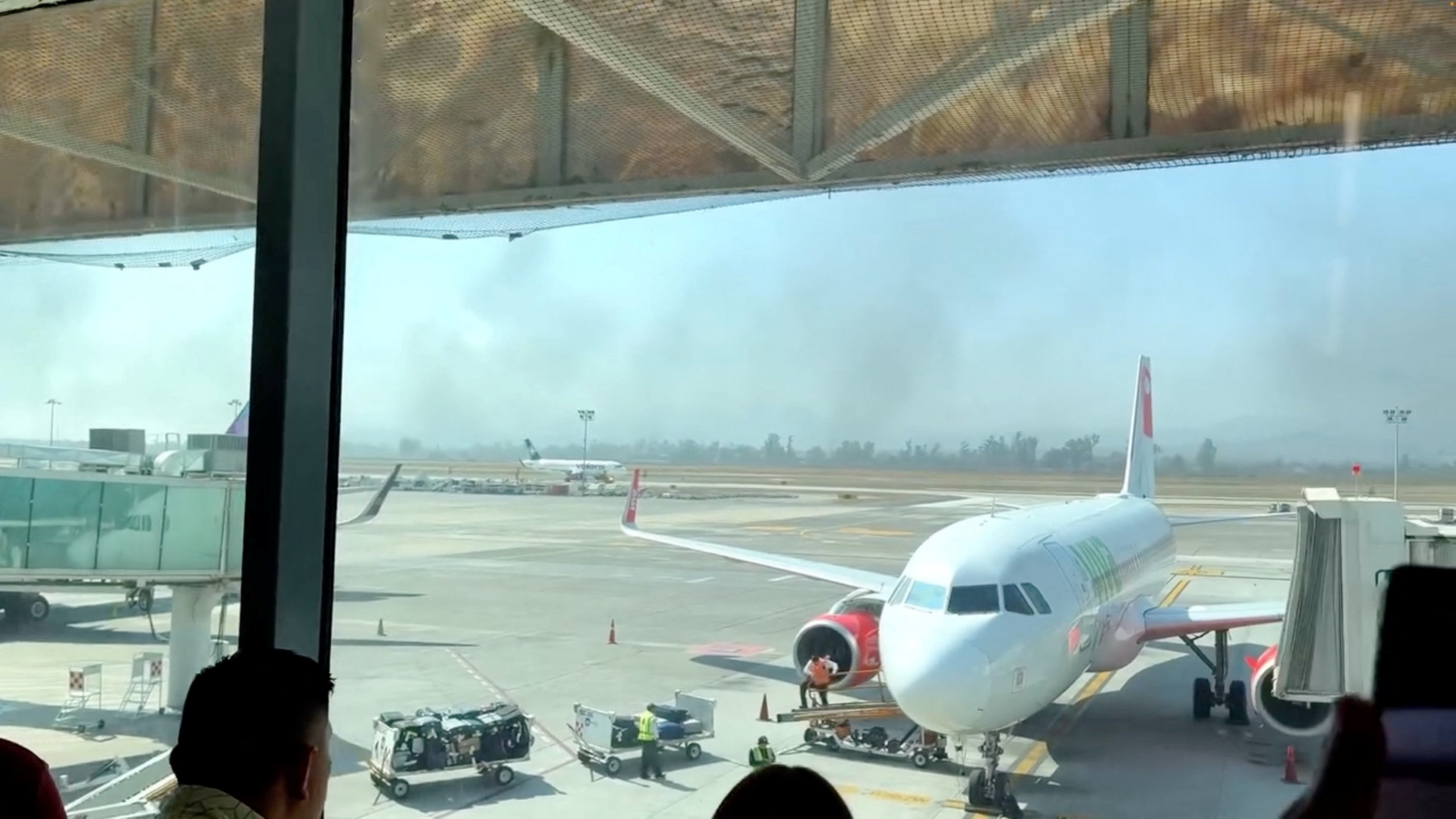 É #FAKE foto de avião em chamas em aeroporto de Guadalajara, no México, após morte do traficante El Mencho; imagem foi manipulada